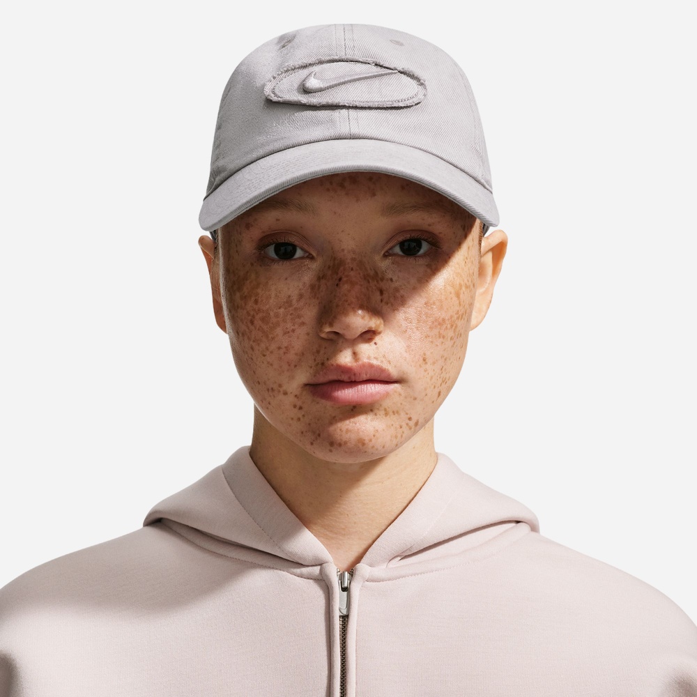나이키 IH8777-009 클럽 언스트럭쳐드 데님 패치 캡